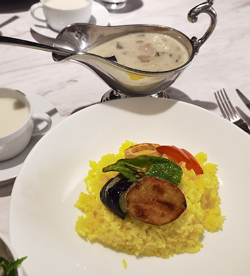 絶景を眺めながらホテル内で食事を楽しむ